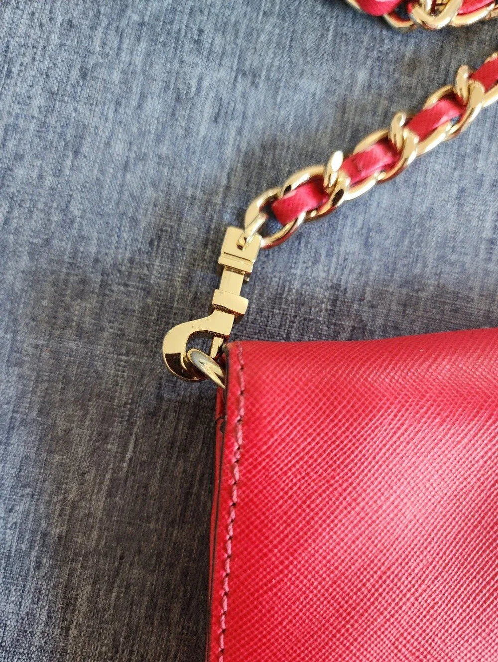 Tory Burch Robinson Bag Red Leather Gold Chain Crossbody Bag with Logo Close